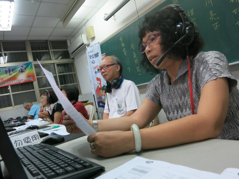 學員戴上耳機麥克風，輪流錄製自己的歌曲