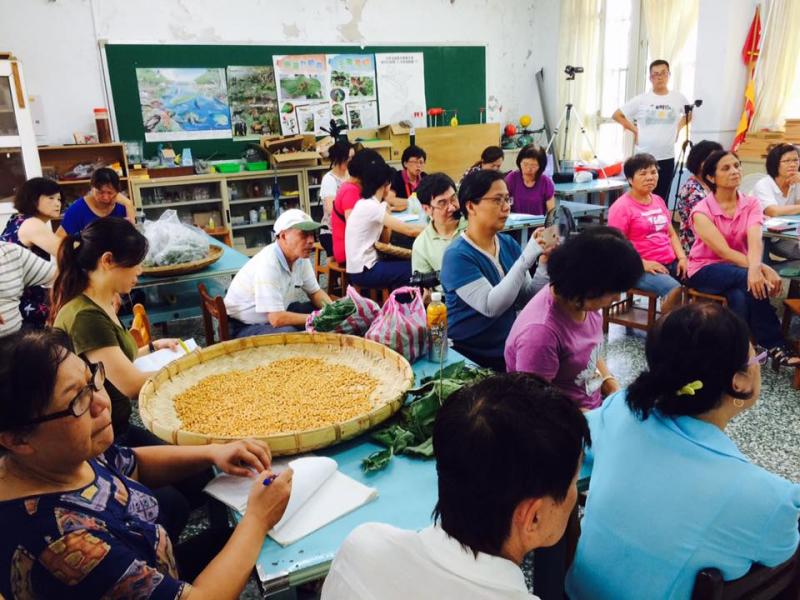 從當地有機黃豆栽植數位紀錄、採收後實作手工醬油，孕育在地的產業培植