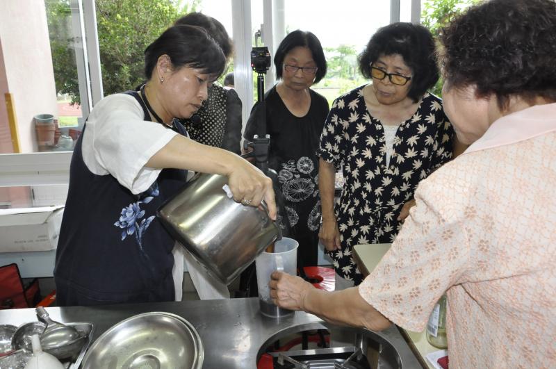 講師講解醬油釀製方法
