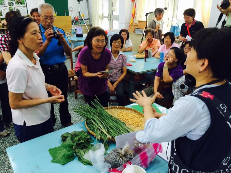 學員們已將作醬油的技能，在自家廚房，來回試作多次，調整配方、口位、設計標籤裝瓶