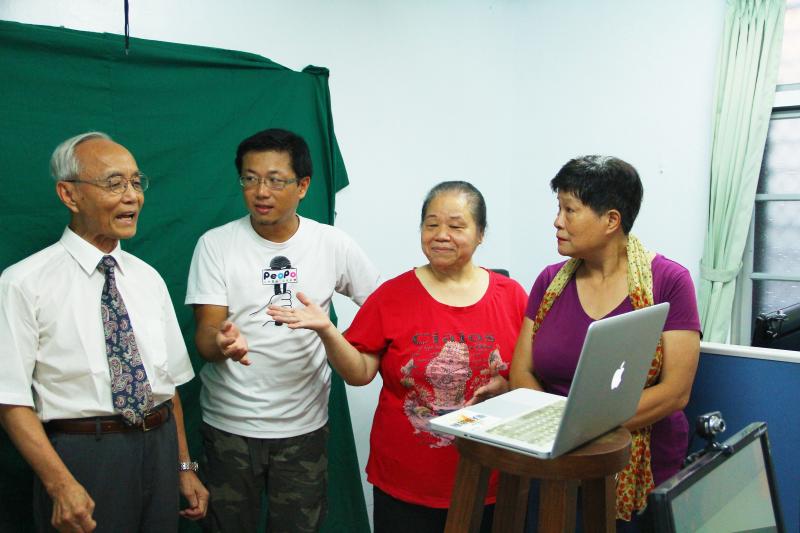 學員們輪番上去嘗試唸稿，體驗當一名主播的經驗