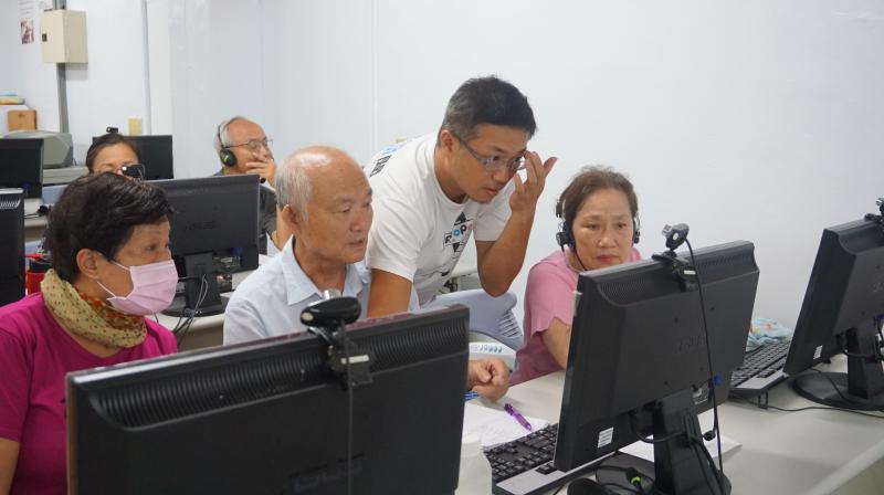 講師教導學員剪輯軟體的使用