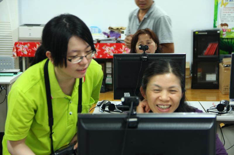 學員們不亦樂乎的專心在自己的錄音中