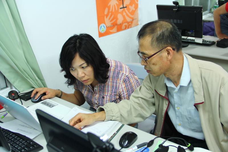 學員彼此互相指導求進步