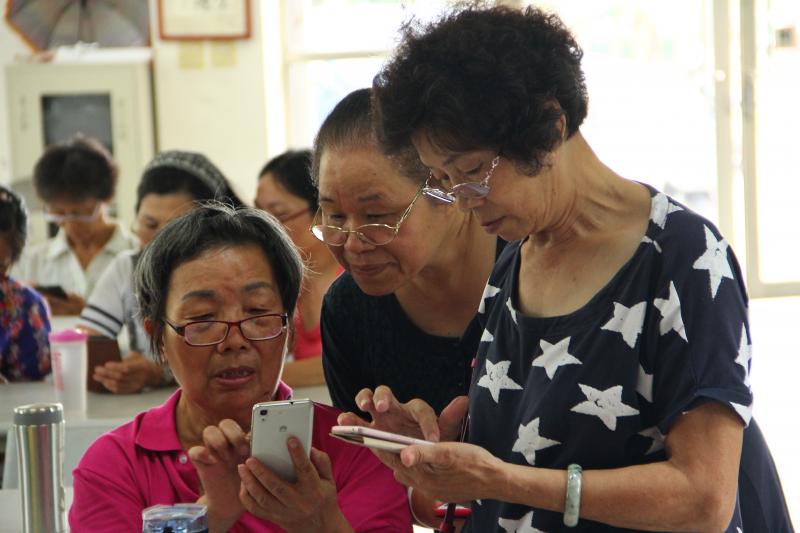 學員彼此討論手機的使用