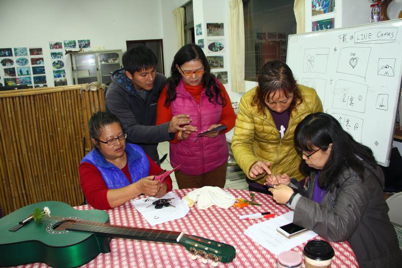 大家專心的操作手機，玩得不亦樂乎。