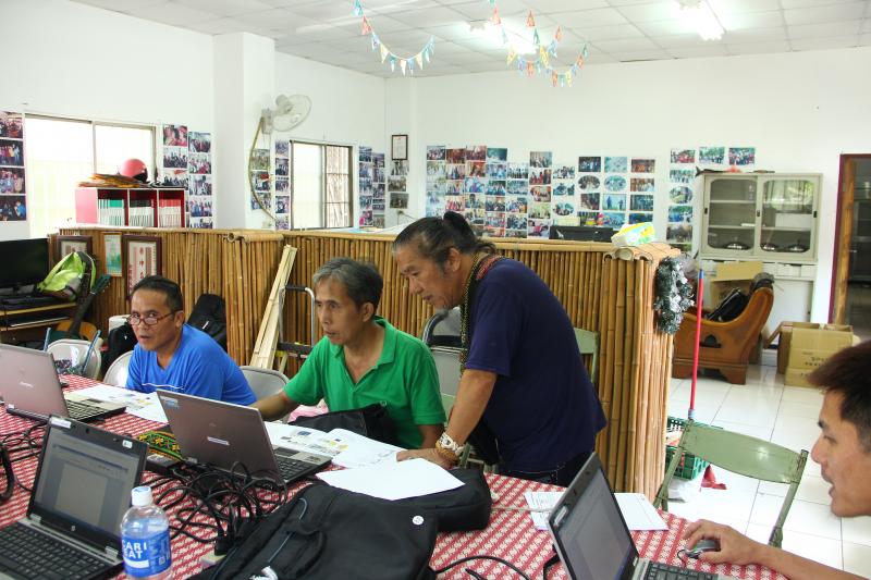 學員間彼此互相協助操作使用。