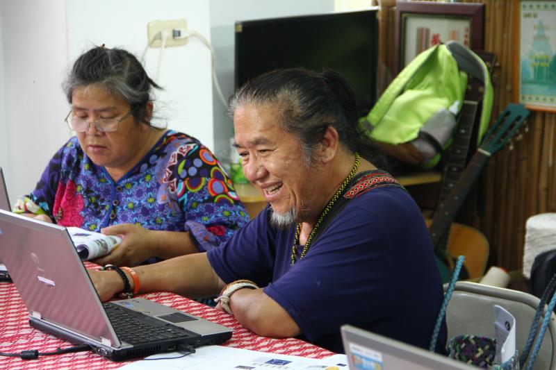 學員玩著筆電開心在課程上的所學得到應用。