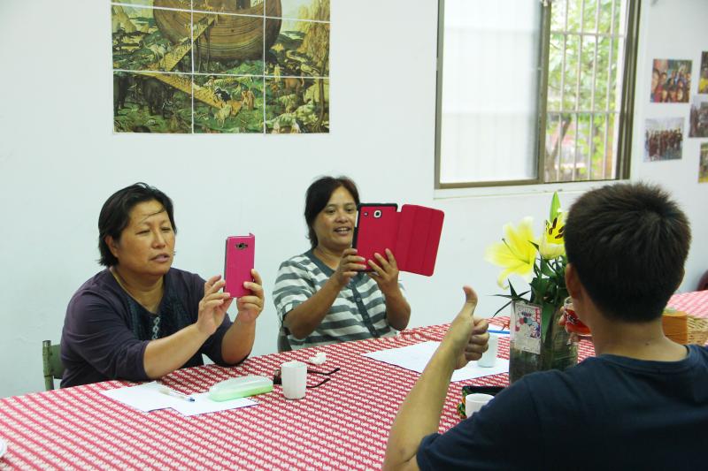 學員學習利用手機的相機功能進行拍照。