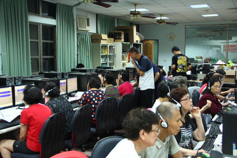 唱自己的歌 — 錄音配樂製作，學員們練習從網路下載自己喜歡的歌，消除主唱聲，只留配樂。