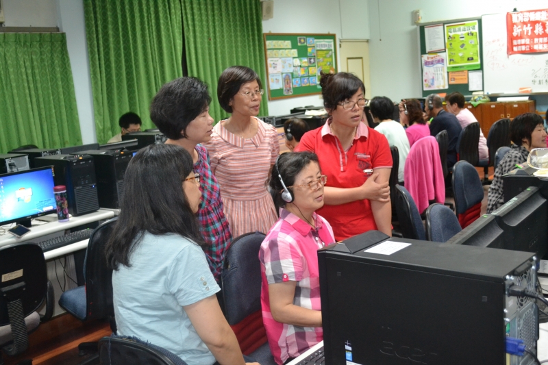 唱自己的歌 — 錄音配樂製作，學員利用耳機麥克風，錄製自己的歌聲。