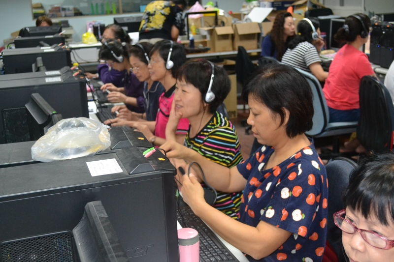 唱自己的歌 — 錄音配樂製作，學員們第一次嘗試利用簡單的耳機麥克聲錄製自己的聲音。