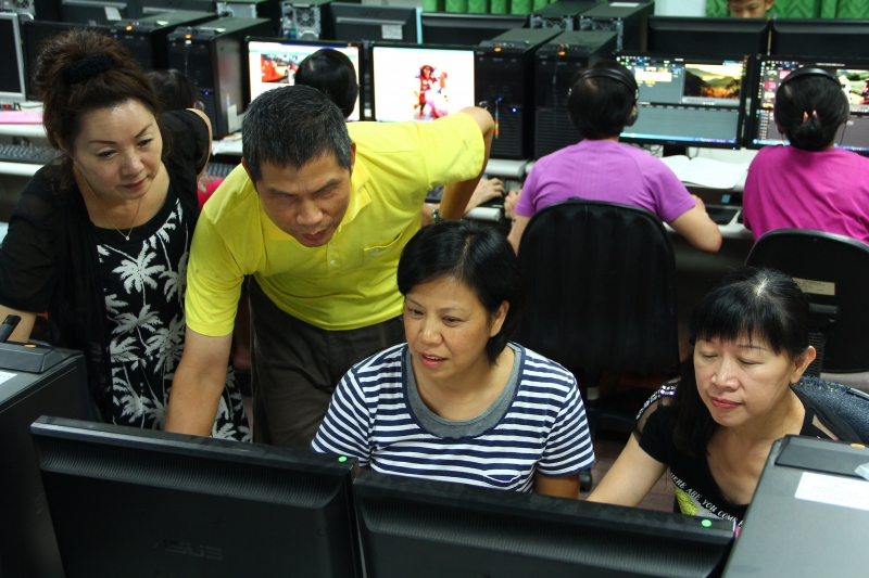 駐點人員協助學員剪輯軟體操作。