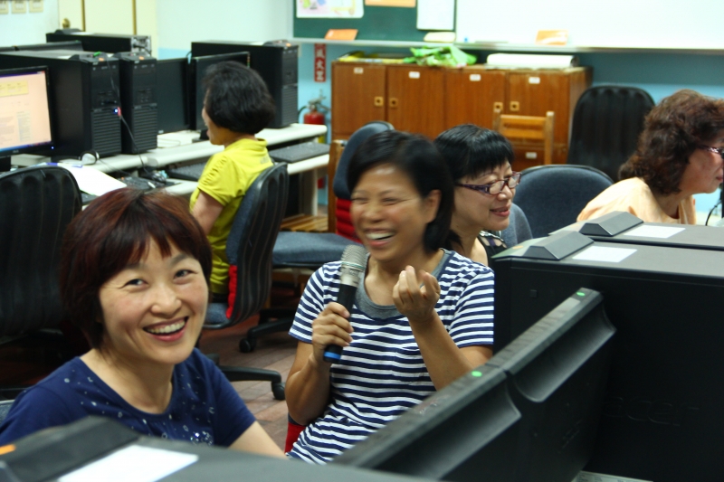 個人MV剪輯製作完成，學員開心拿著麥克風唱自己的歌