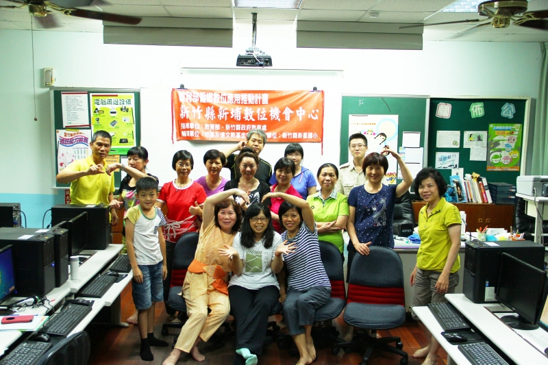 歌聲裡的故事 — 影片創作剪輯結業，學員與講師開心合照留念。