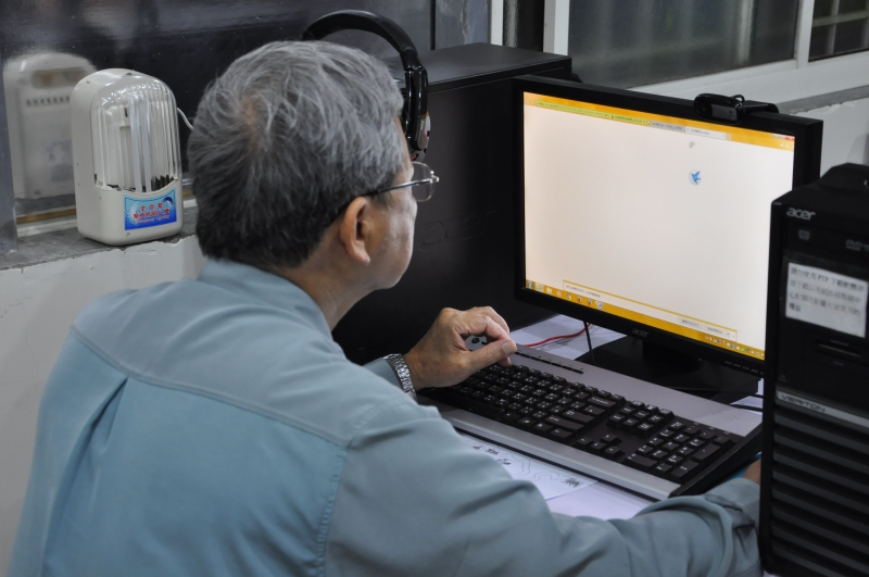 學員專注地使用電腦數位化