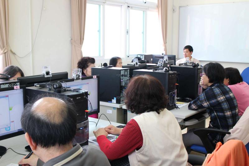 大家專注地看老師上課中