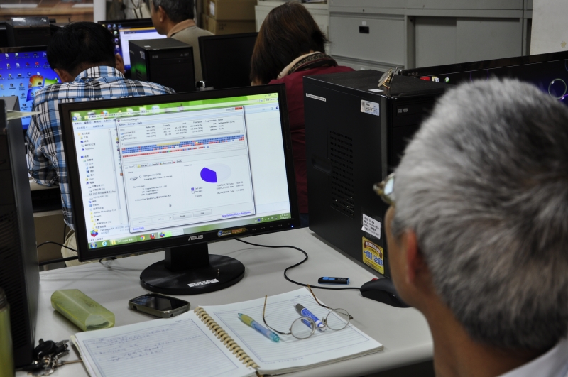 學員在電腦前觀看磁碟的檢查與重整