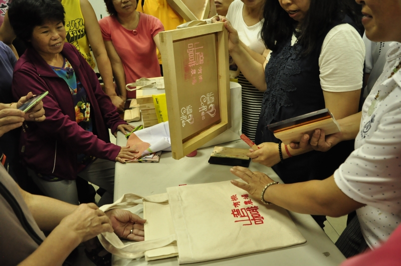 學員依老師指導將設計稿經過感光、洗滌後製作成絹印版