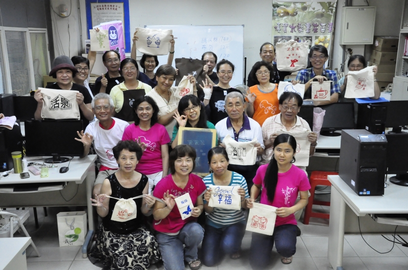 學員們一起拿著作品開心大合照