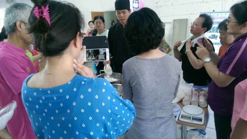 學員以自己的角度，記錄製作自己的隨身影音食譜烘焙料理教材。