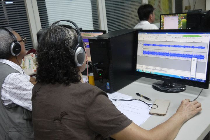 學員在電腦前學習用 Audacity 軟體進行左右聲道分離