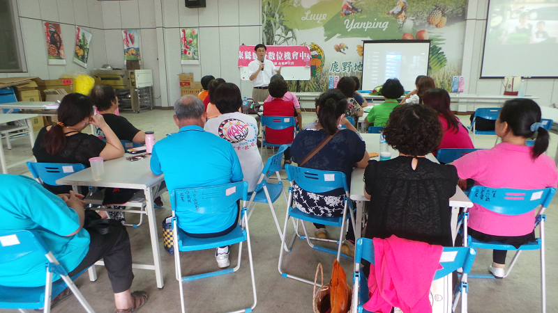 鹿野鄉家政班員手機與平板應用上課