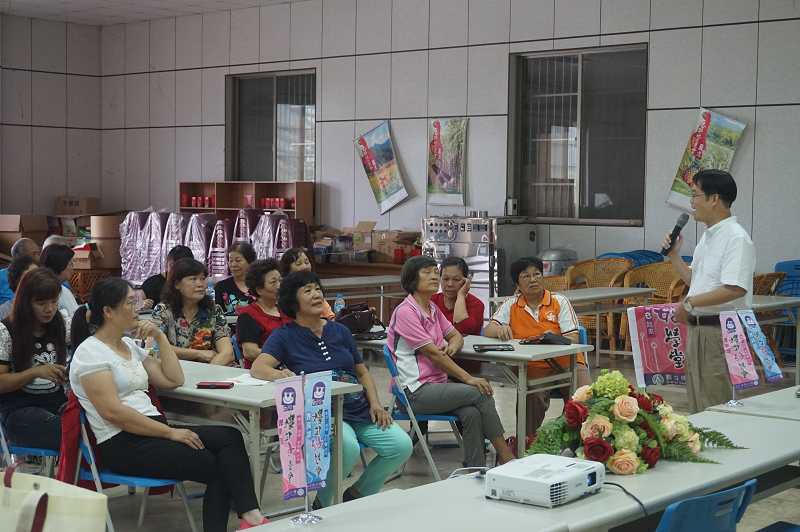鹿野鄉家政班婦女專班平板電腦上課