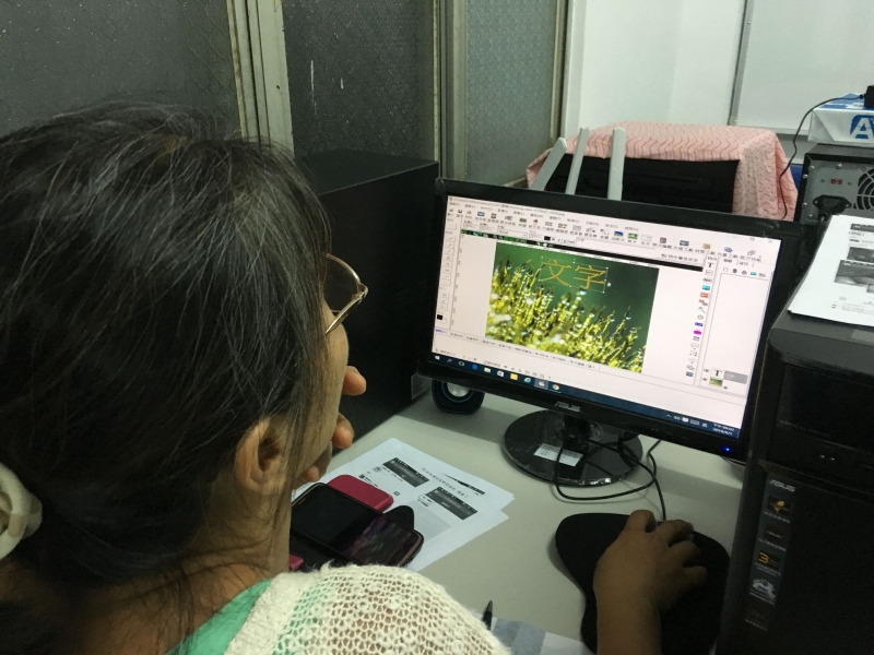 學員嘗試下載團隊提供的圖庫，進行問候卡片製作練習