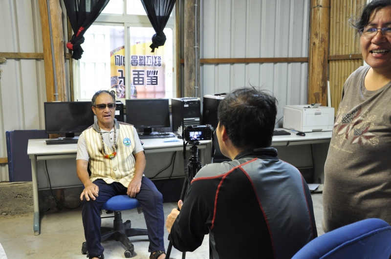 頭目說出吟唱中的故事，然後在故事的情境中進行吟唱，錄製富含故事底蘊的聲音。