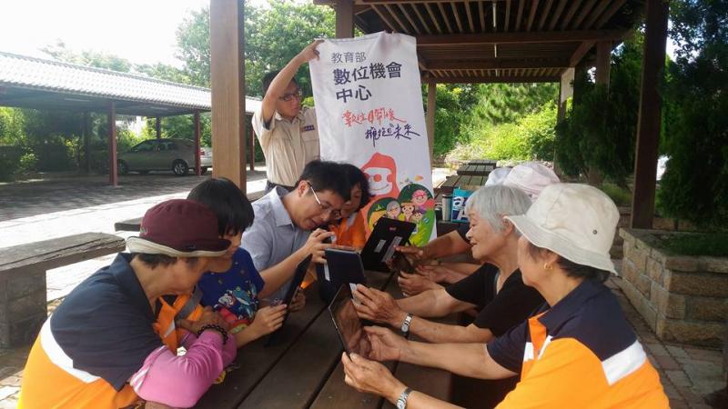 瑞穗數位機會中心實用APP課程，講師講解操作