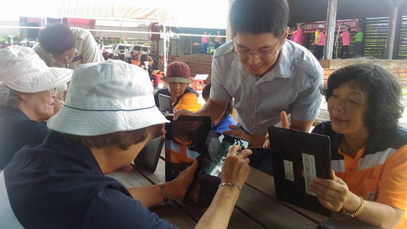 瑞穗數位機會中心實用APP課程，講師與學員互動