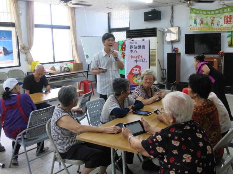 講師上課講解課程大綱與教學目標