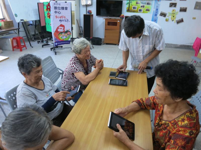 講師指導長輩使用平板的技巧