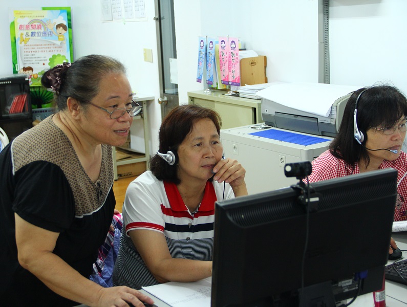 課程講師教導學員們利用audacity音樂剪輯軟體錄製自己的歌曲