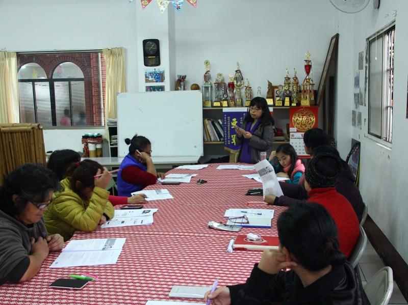 泰安DOC開設行動分班，到部落教導婦女如何透過手機使用社群軟體LINE