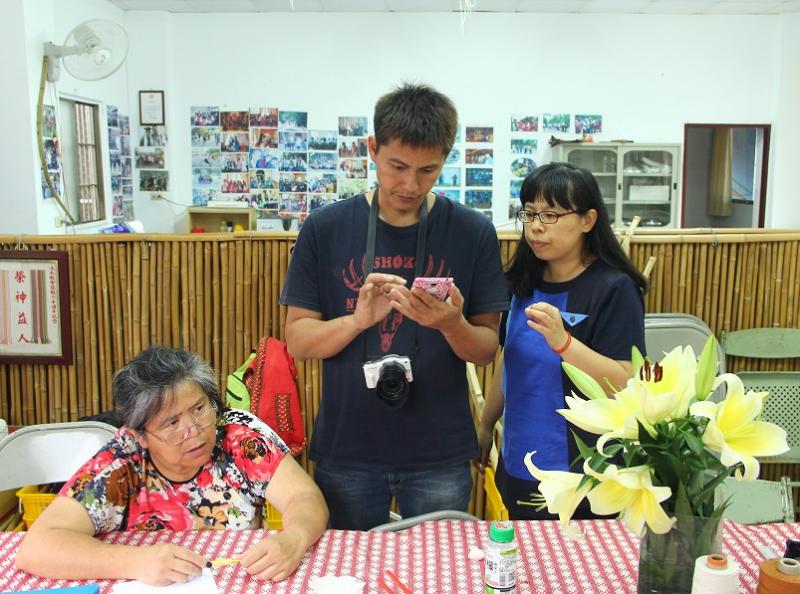 泰安DOC開設行動分班教導學員利用手機貼近日常生活的各種應用。