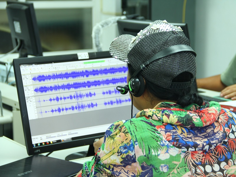 學員利用DOC教室設備進行聲音剪輯工作。