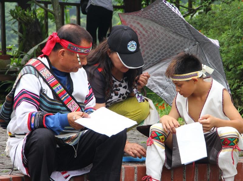 蒐集耆老口述的泰雅傳說、當地口簧文史資料，結合數位偶動畫的製作。