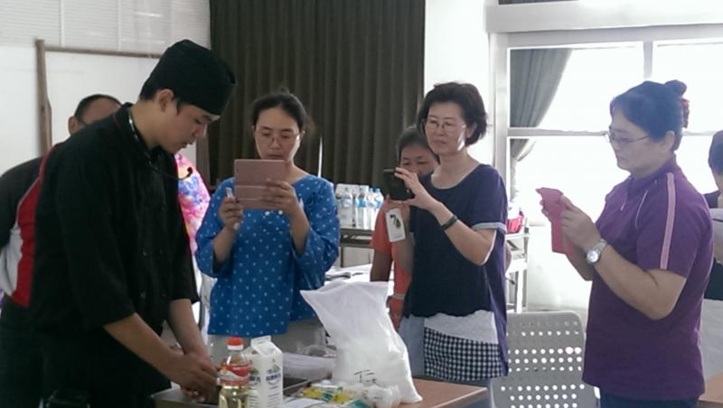 課堂上學員利用手機、平板等可攜式裝置，記錄老師食材製作的過程。