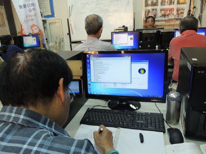 學員在「電腦軟體維修班」認真記筆記