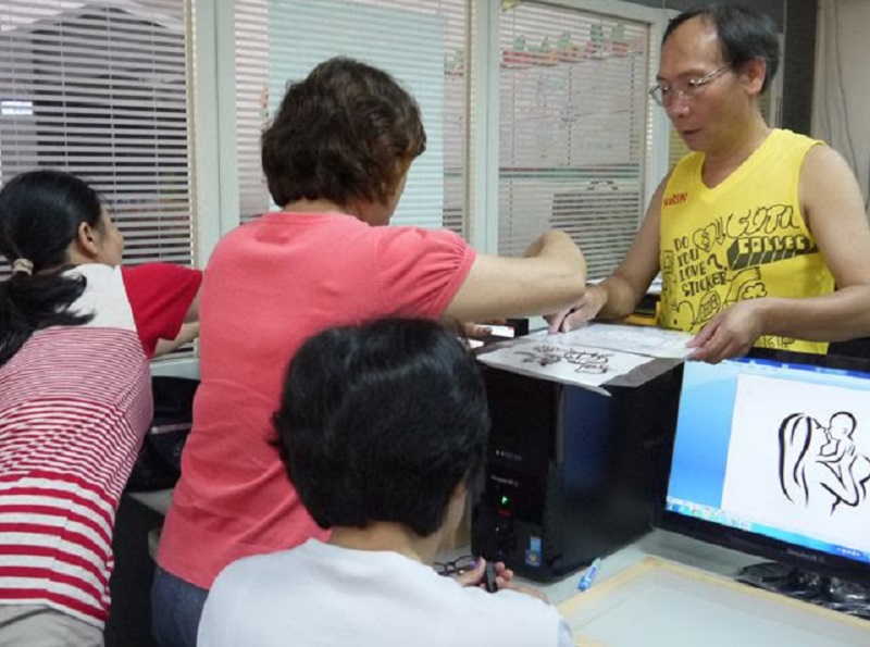 學員一起上網找尋想要的圖案