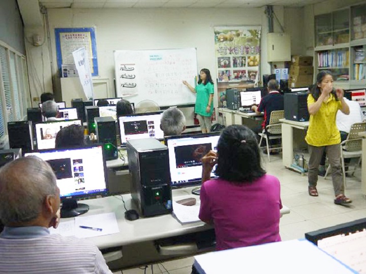 老師教導學員將伴唱音樂下載