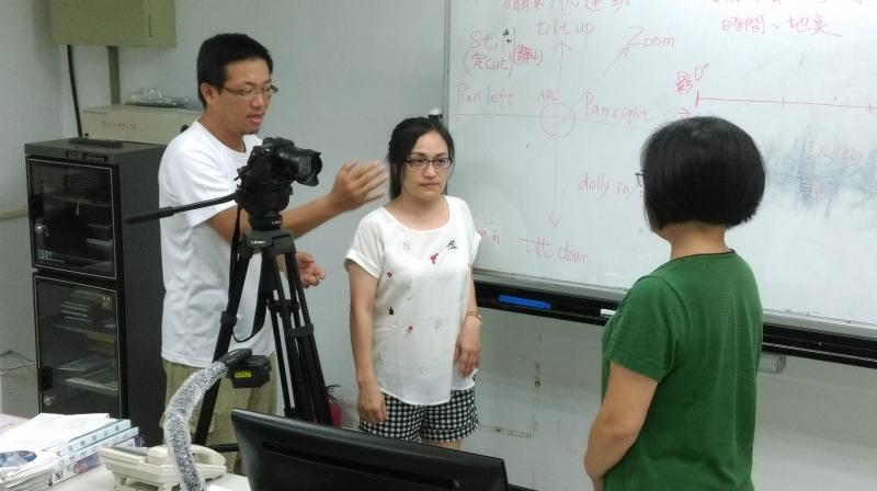 講師指導學員拍設位置與人物訪談注意事項。