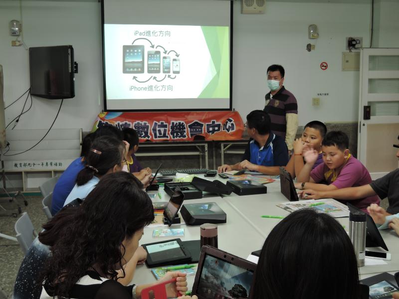 手機平板基礎班課程開始，講師講解平板功能。