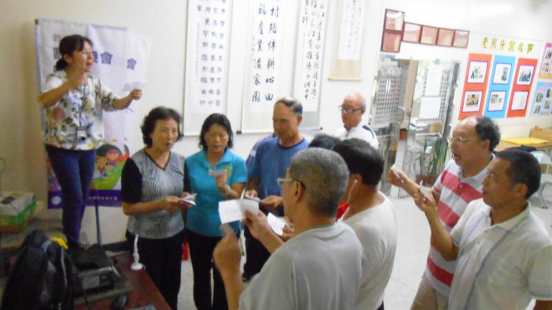 引領學員從歌聲與文化的翻唱