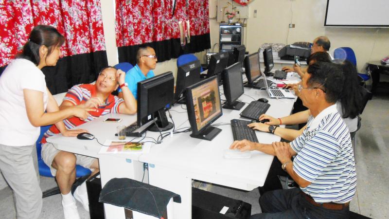 學員及駐點人員一起開心討論