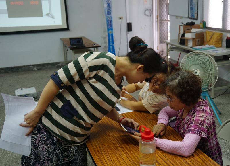 瑞穗數位機會中心平板課程，學員練習