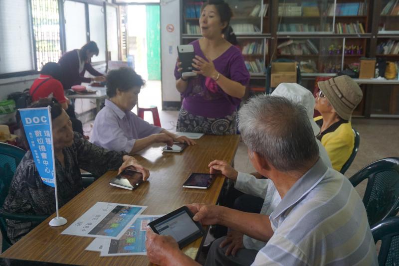瑞穗數位機會中心平板課程，講師講解