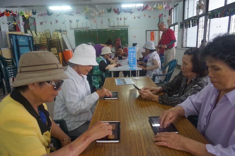 瑞穗數位機會中心平板課程，學員實作畫面